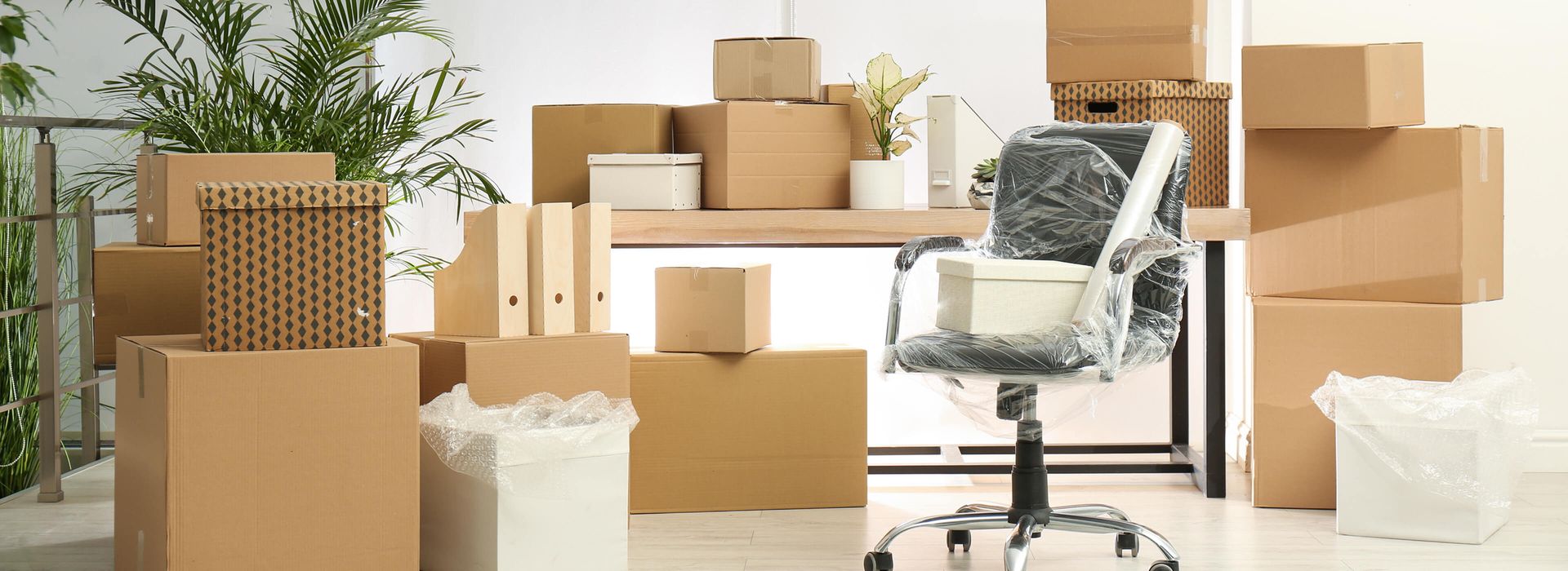 Ein Raum mit vielen Kisten und einem Stuhl.