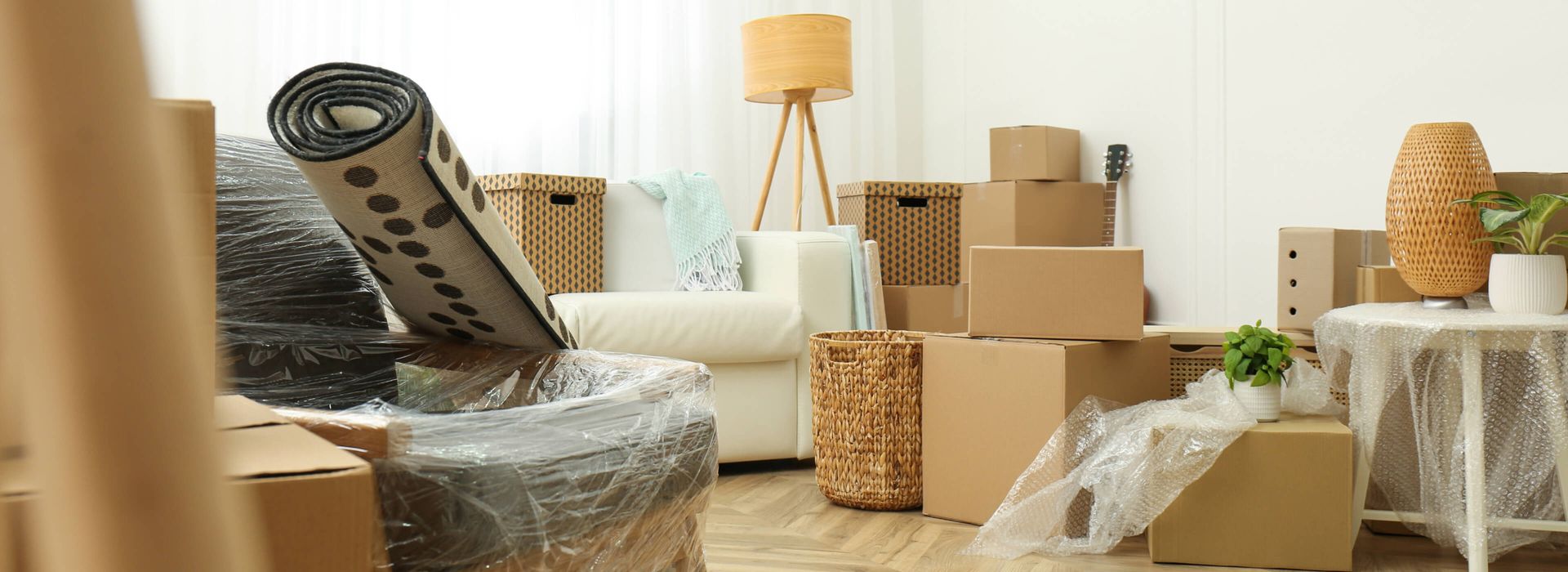 Ein Raum mit zahlreichen Kisten und Möbelstücken, die den Platz füllen.