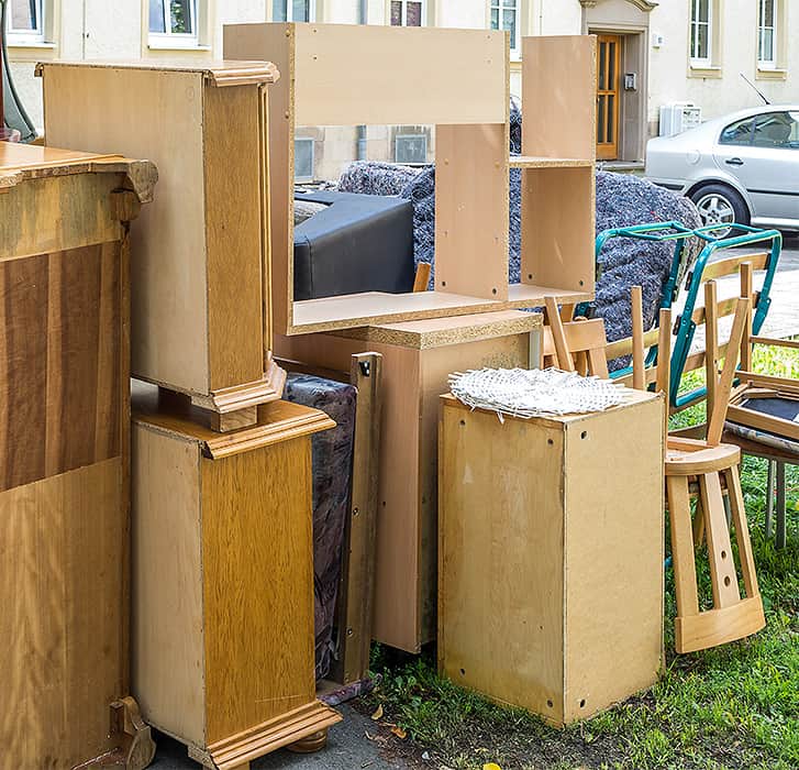 Ein Haufen Möbel und anderer Gegenstände steht im Freien.