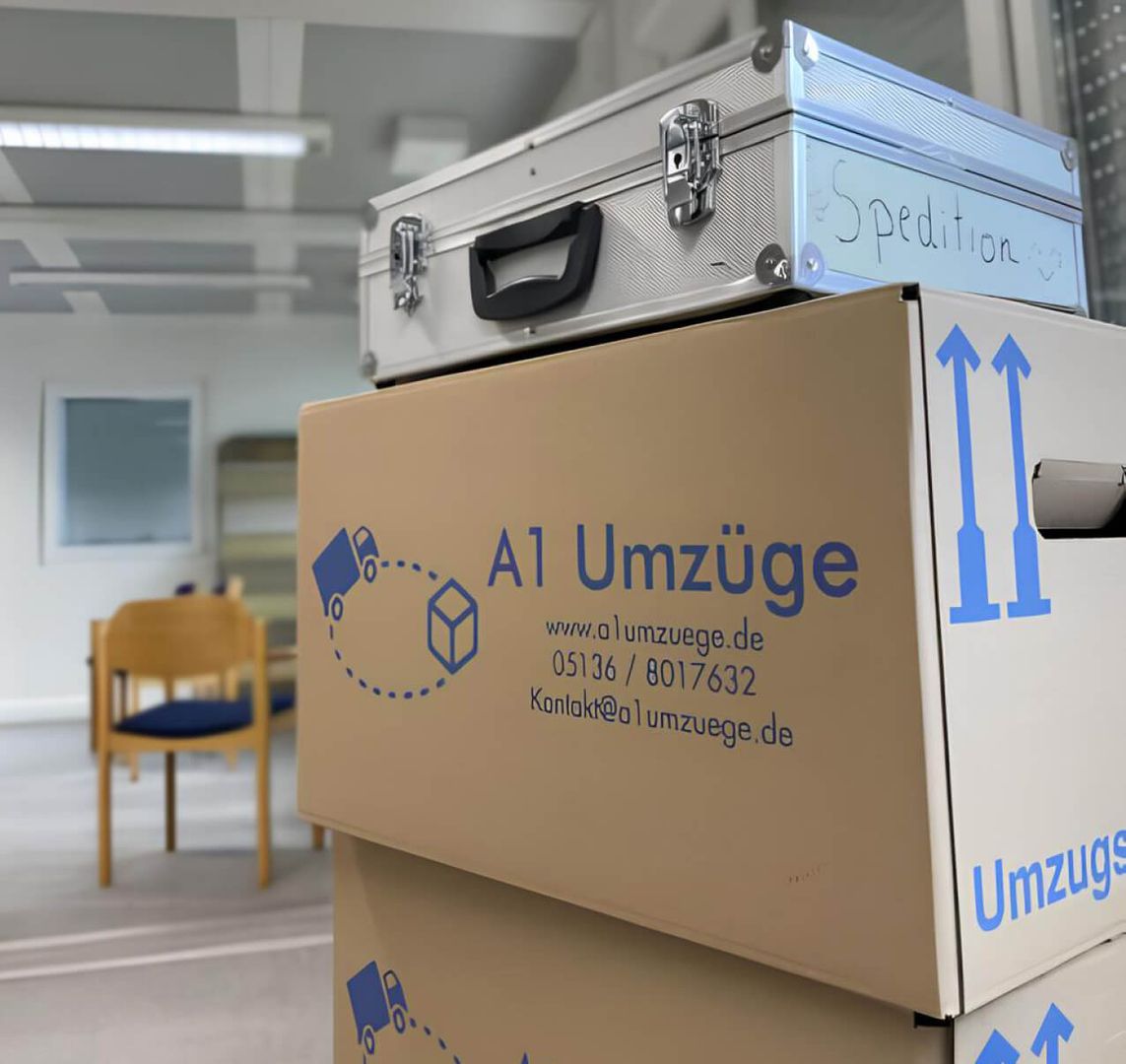 Eine Kiste mit einem Koffer darauf und einem Stuhl daneben.